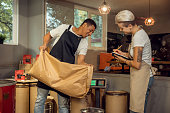 mitarbeiter-die-das-gewicht-eines-produkts-auf-der-waage-messen.jpg?b=1&s=170x170&k=20&c=PEouWA1iip1Xr9EWrwFWR5mtVuDj1rMTQ3FiiXz7-bo=