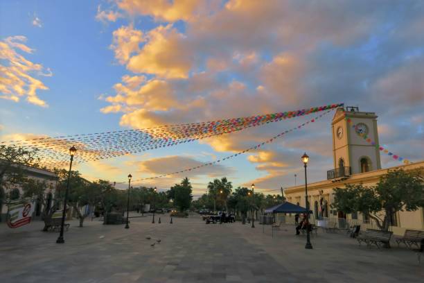 plaza encantadora al amanecer - town san jose del cabo mexico color image fotografías e imágenes de stock
