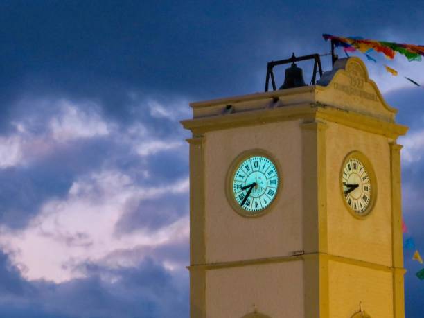la encantadora torre del reloj - town san jose del cabo mexico color image fotografías e imágenes de stock
