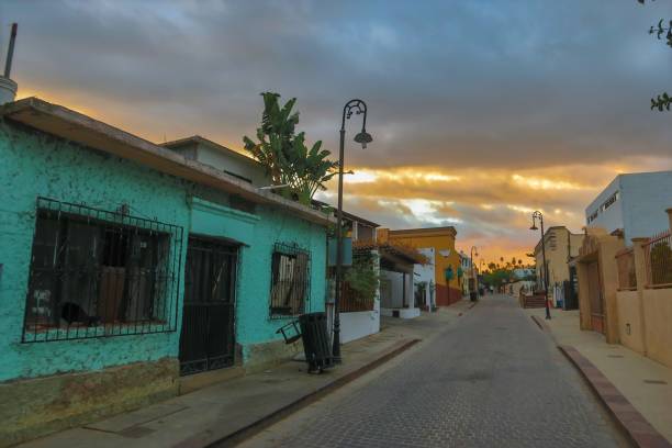 calle encantadora al atardecer - town san jose del cabo mexico color image fotografías e imágenes de stock