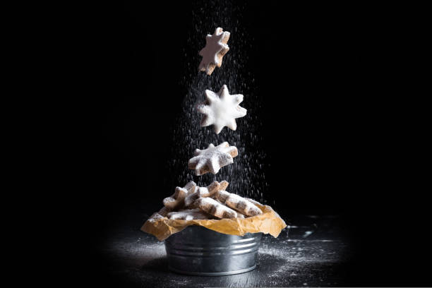 galletas navideñas estrella de canela cayendo en el aire con azúcar en polvo - baking food cookie breakfast fotografías e imágenes de stock