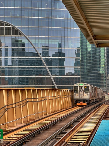 Tren elevado de Chicago llegando a la estación