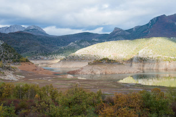 Severe drought. Reservoir with no water. Severe drought in the north of spain. Reservoir with no water in Leon, Spain low viewing point stock pictures, royalty-free photos & images