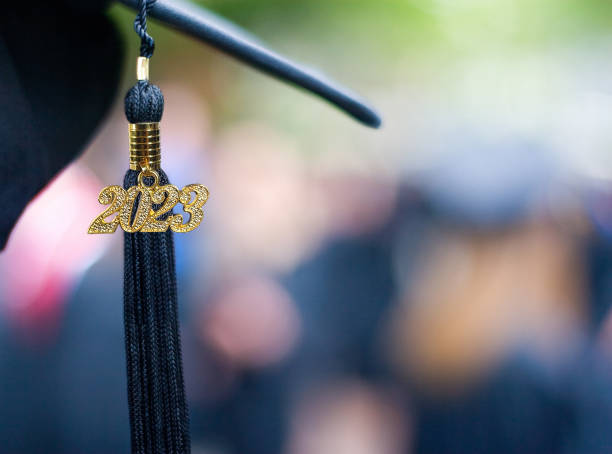 classe di 2023 cerimonia di laurea nappa nero - mortar board foto e immagini stock