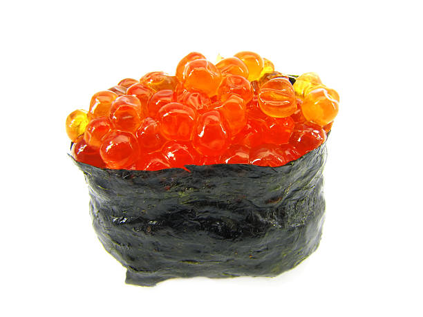 sushi au caviar rouge, isolé sur fond blanc. - Photo