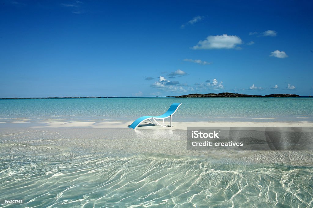 Blu chaise longue sulla sabbia cadere in Bahamas - Foto stock royalty-free di Isola