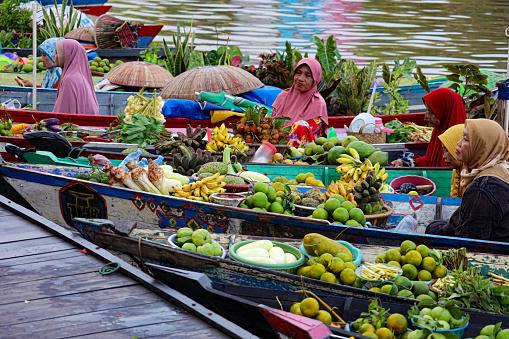 Siring Tendean Floating Market is a tourist spot located in the center of Banjarmasin, precisely around the Martapura river basin, Jalan Pierre Tendean, Central Banjarmasin, South Kalimantan. Because of its location in the middle of the city, there is no need to use a boat to transact with traders, you just have to stand on the pier provided to buy the goods being sold.\n\nThis floating market was formed in 2013 with the aim of increasing the number of tourist visits in the city of Banjarmasin, and this floating market is only open on Saturdays and Sundays