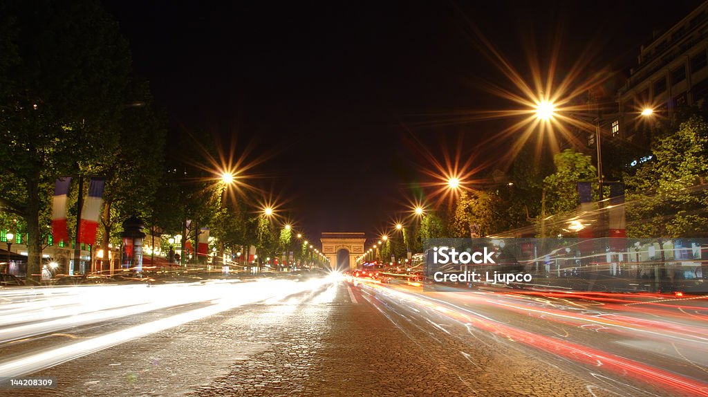 Champs-Elysees avenue на ночь - Стоковые фото Автомобиль роялти-фри