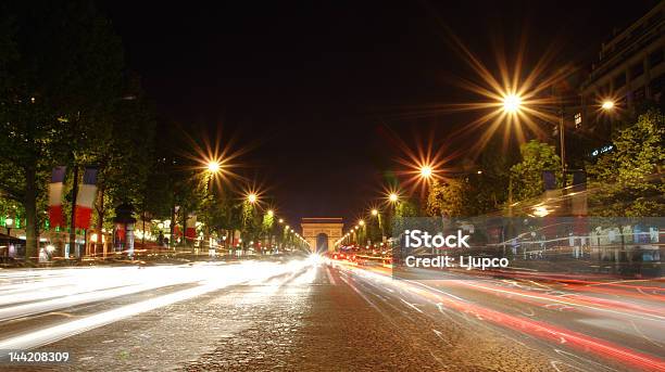 Champselysees Avenue На Ночь — стоковые фотографии и другие картинки Автомобиль - Автомобиль, Арка - архитектурный элемент, Архитектура