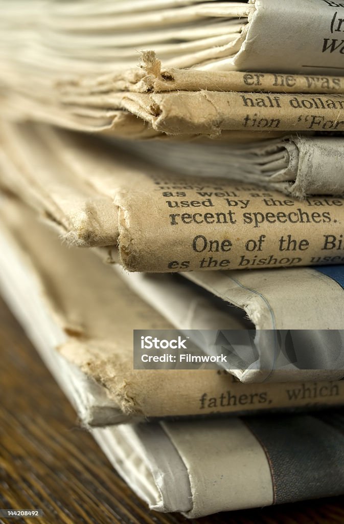Velho pilha de jornais. - Foto de stock de Amontoamento royalty-free