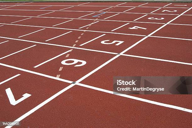 Foto de Corrida De Cinzas e mais fotos de stock de Número 7 - Número 7, Pista de Corrida, Branco