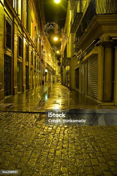 Ruas De Sevilha À Noite - Fotografias de stock e mais imagens de Andaluzia - Andaluzia, Ao Ar Livre, Arquitetura