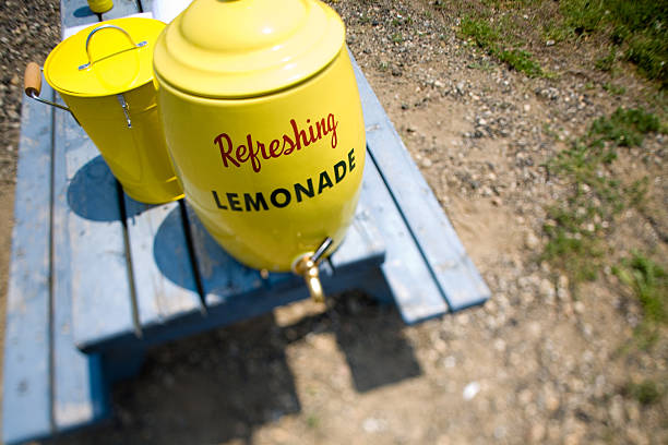 refrescante limonada recipiente - retro revival lemonade stand old fashioned lemonade imagens e fotografias de stock