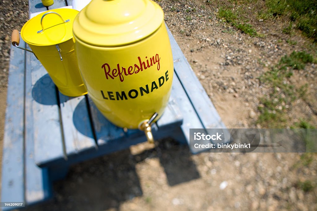 Освежающие лимонад контейнер - Стоковые фото Антиквариат роя�лти-фри