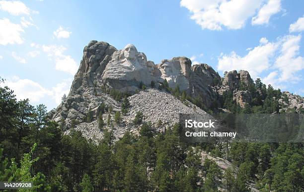 Photo libre de droit de Mont Rushmore Et De Nuages banque d'images et plus d'images libres de droit de Abraham Lincoln - Abraham Lincoln, Anthropomorphisme, Arbre