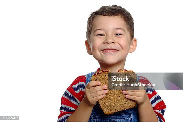 Ragazzo Con Burro Di Arachidi E Gelatina Sandwich Sul Grano Intero - Fotografie stock e altre immagini di Bambino