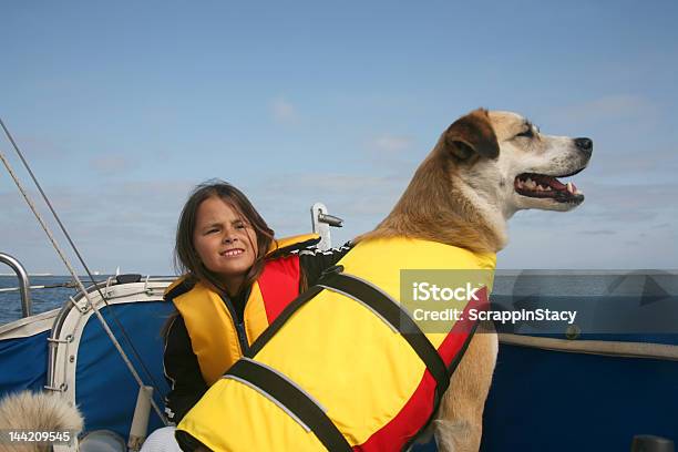 Foto de Família Passeio e mais fotos de stock de Cão - Cão, Veículo Aquático, Velejar