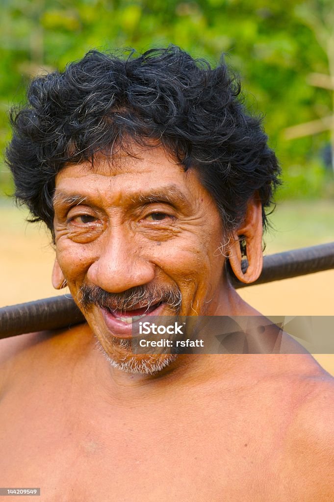 미소 인도어 남자 - 로열티 프리 북미 원주민 민족 스톡 사진