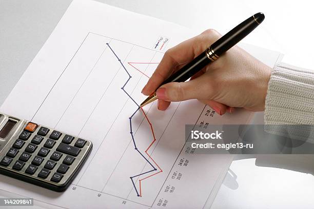 Photo libre de droit de Document Graphique 2 banque d'images et plus d'images libres de droit de Affaires - Affaires, Analyser, Bureau - Lieu de travail