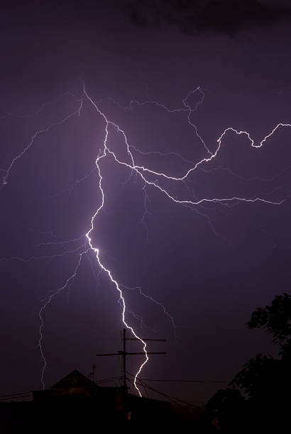 雷サージ - television aerial flash ストックフォトと画像