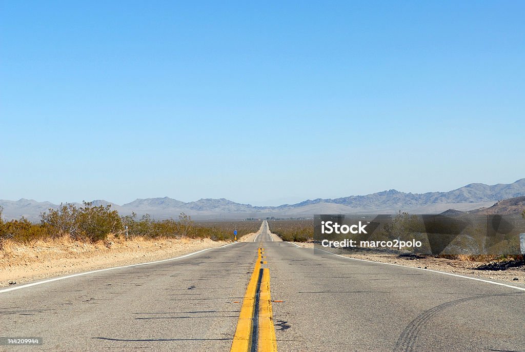Marqués Route de désert, ouverte sur le ciel bleu - Photo de Désert libre de droits