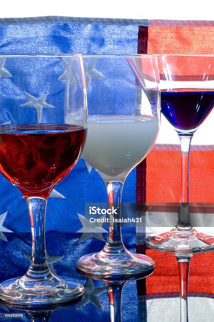 Celebrare il quarto di luglio, rosso, bianco e blu - Foto stock royalty-free di Vino