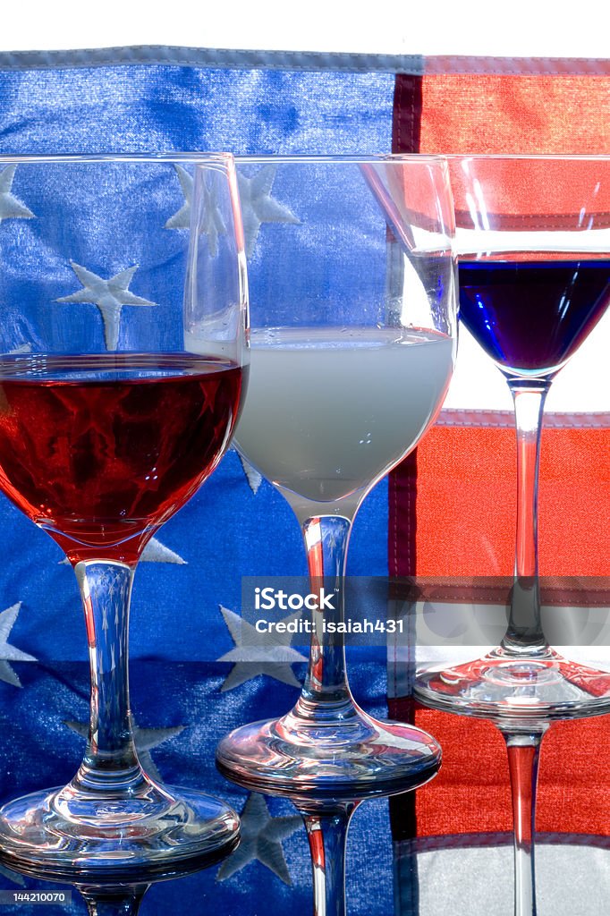 Celebrando Fourth of July-o vermelho, branco e azul - Foto de stock de Vinho royalty-free