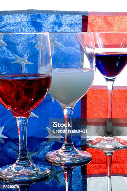 Foto de Celebrando Fourth Of Julyo Vermelho Branco E Azul e mais fotos de stock de Vinho