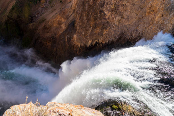 米国イエローストーンのグランドキャニオンの滝。 - eroded water grand canyon of yellowstone river river ストックフォトと画像