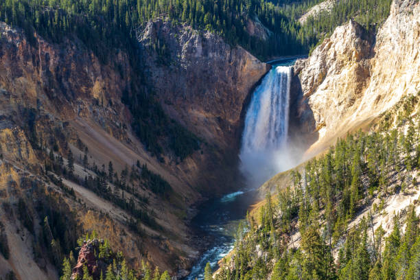 米国イエローストーンのグランドキャニオンの滝。 - eroded water grand canyon of yellowstone river river ストックフォトと画像
