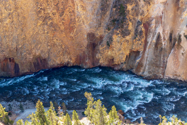 米国イエローストーンのグランドキャニオンの川。 - eroded water grand canyon of yellowstone river river �ストックフォトと画像