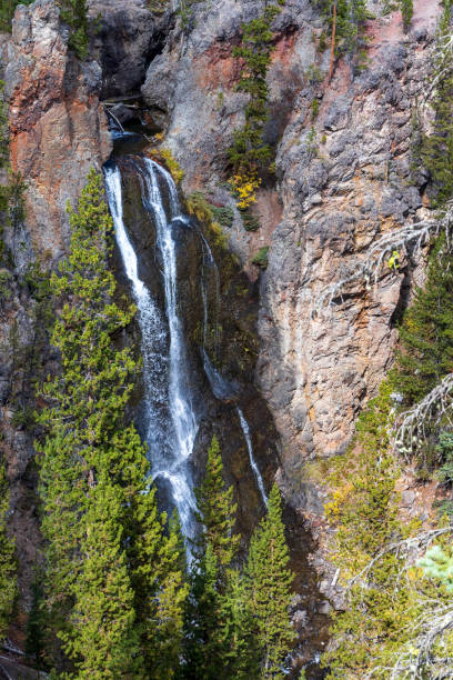 米国イエローストーンのグランドキャニオンの滝。 - eroded water grand canyon of yellowstone river river ストックフォトと画像