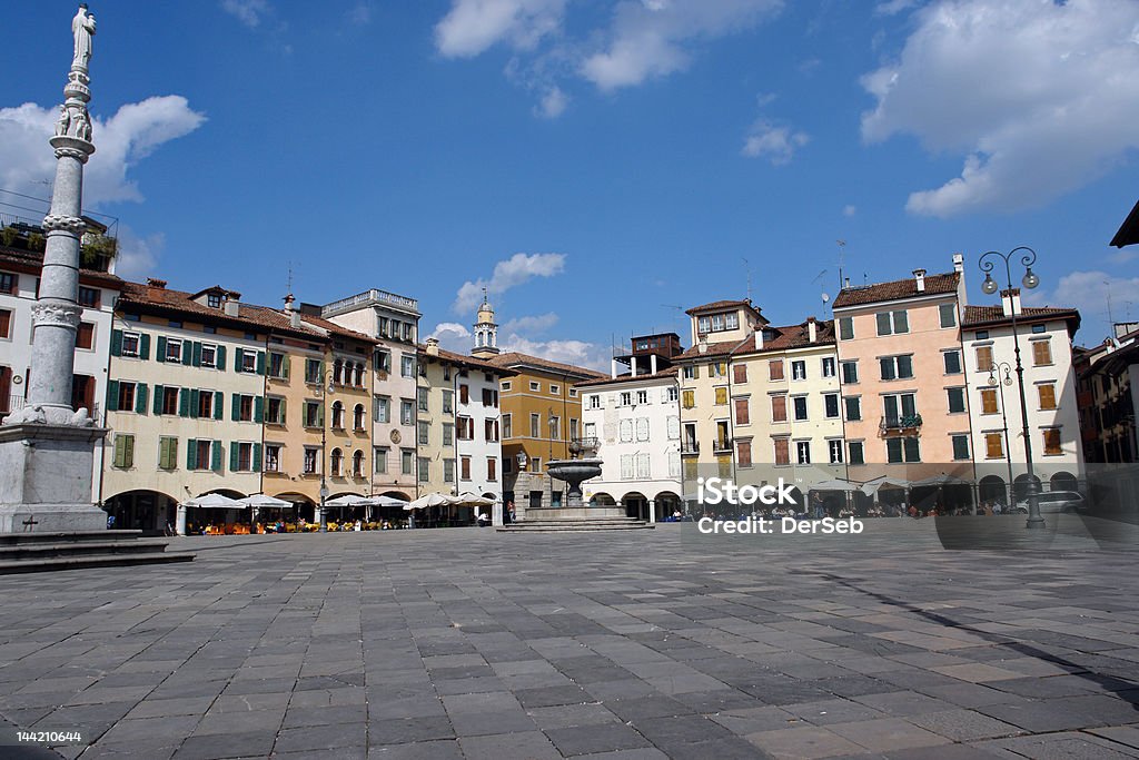 Plaza de la ciudad italiana - Foto de stock de Aire libre libre de derechos