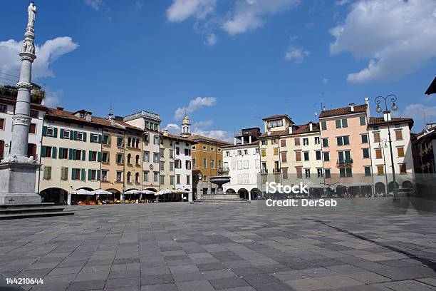 Plaza De La Ciudad Italiana Foto de stock y más banco de imágenes de Aire libre - Aire libre, Arquitectura, Azul