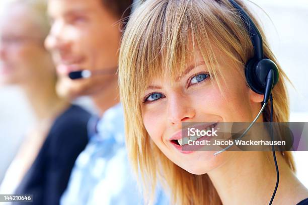 여성 고객 서비스 담당자에게 미소 콜 센터에 대한 스톡 사진 및 기타 이미지 - 콜 센터, 금발 머리, 여자