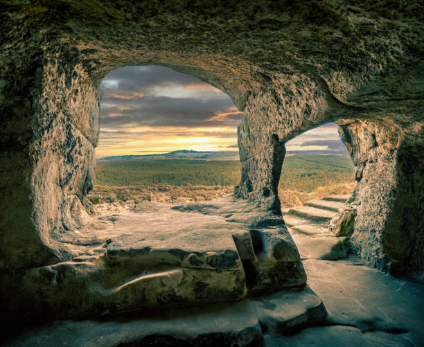 majestatyczny widok na historyczną jaskinię od wewnątrz z piękną sceną przyrodniczą w blankenburgu - regenstein zdjęcia i obrazy z banku zdjęć