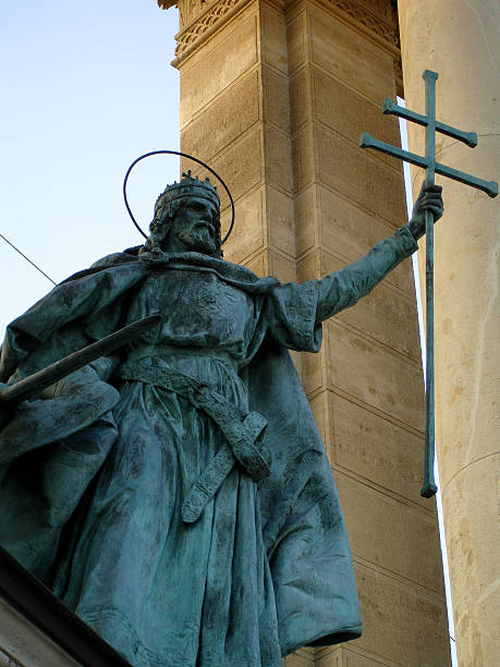 King St. Stephen, Detalhe da estátua de Budapeste-Praça dos Heróis - foto de acervo