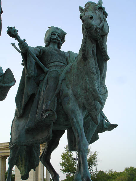 Hungarian Chieftain estátua-Praça dos Heróis Budapeste - foto de acervo