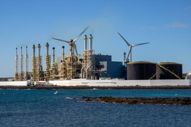 hermosa vista de la central eléctrica de desalinización de agua de mar bajo un cielo azul claro - desalination fotografías e imágenes de stock
