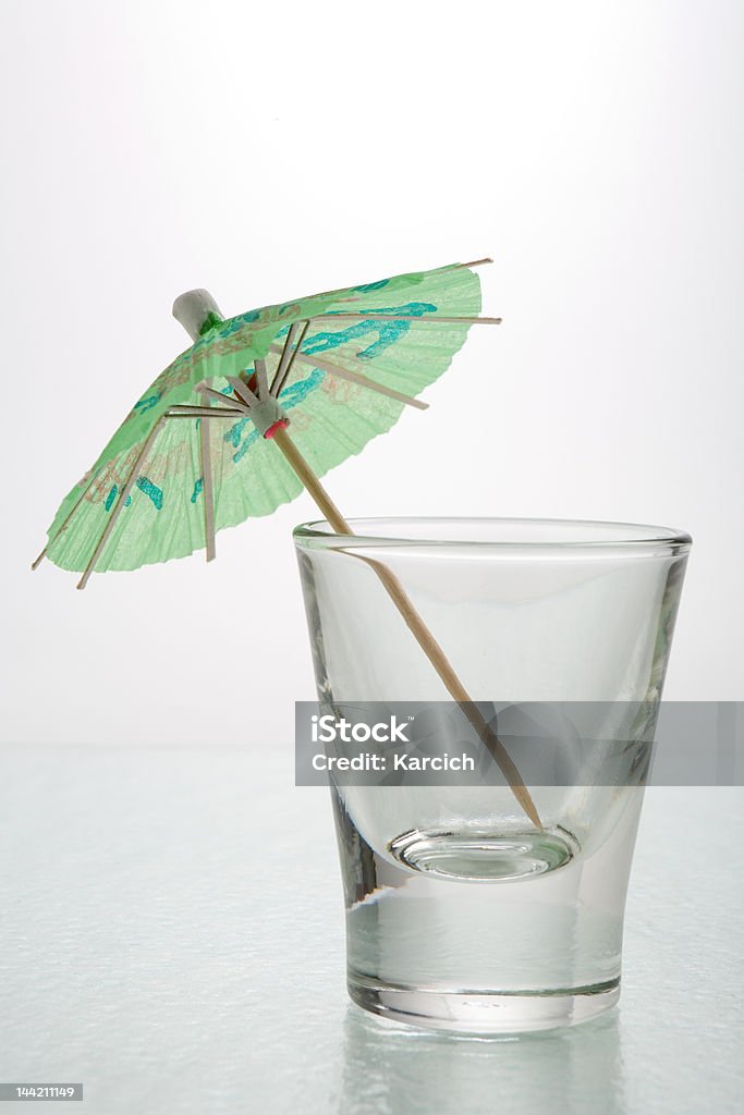 Ombrelle de cocktail dans un verre à vodka - Photo de Ombrelle de cocktail libre de droits