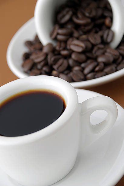 chicchi di caffè e - stimulated coffee espresso addiction foto e immagini stock