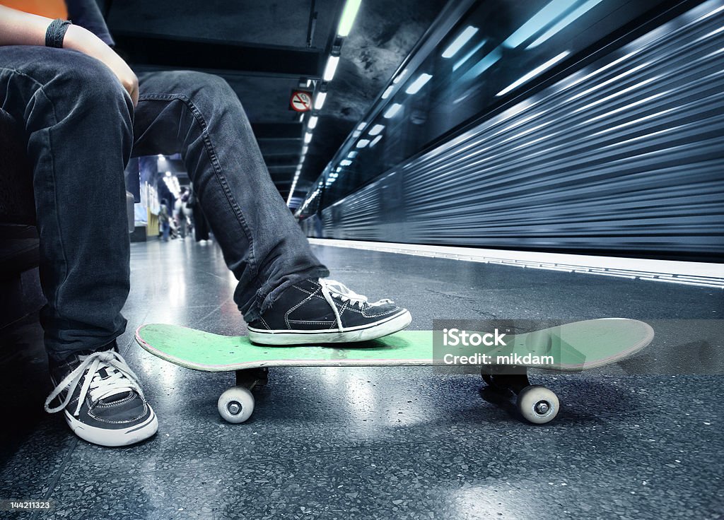 Niño en el metro - Foto de stock de Estación de metro libre de derechos