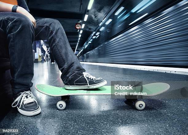 Niño En El Metro Foto de stock y más banco de imágenes de Estación de metro - Estación de metro, Monopatín - Actividades recreativas, Acercarse