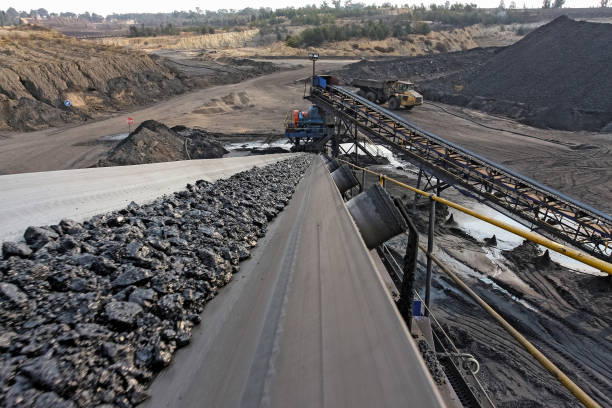 nastro trasportatore per la lavorazione del minerale di carbone - manganese foto e immagini stock