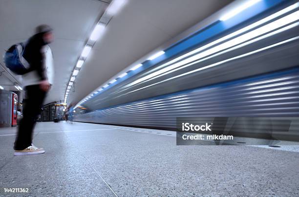 No Metro - Fotografias de stock e mais imagens de Adulto - Adulto, Cidade, Comboio