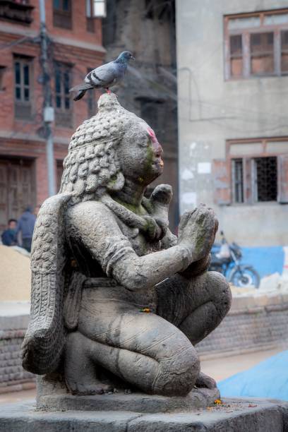 scatto verticale del garuda, tempio changu narayan vicino a bhaktapur, nepal - changu narayan temple foto e immagini stock