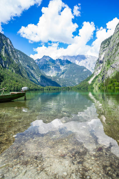 потрясающий восход солнца во время летнего восхода солнца - alm bavaria mountain summer стоковые фото и изображения