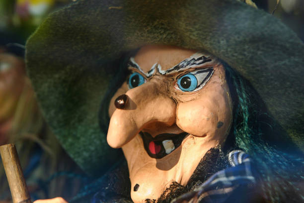 모자 인형을 가진 마녀 왈푸르기스 - walpurgis 뉴스 사진 이미지