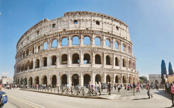 o coliseu romano, roma, itália com céu azul claro - 5 maio 2017 - coliseum rome flavian roman - fotografias e filmes do acervo
