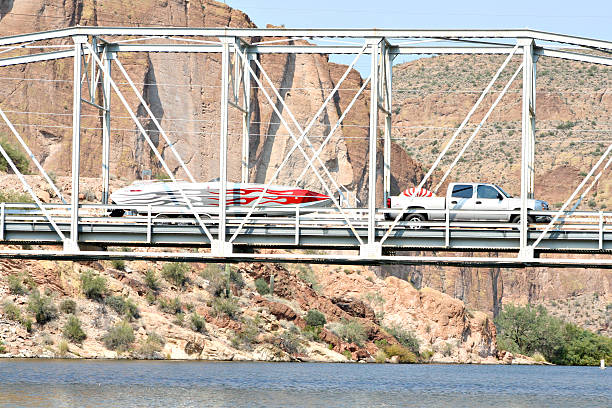 Attraversare il ponte - foto stock